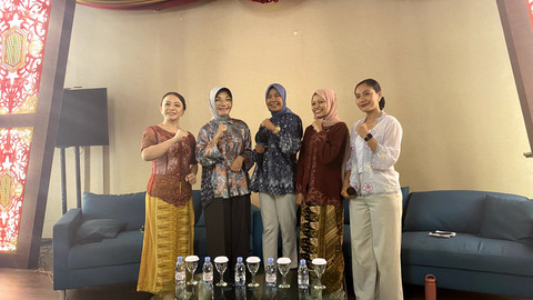 Yenna Wiguna, Yanieta Arbiastutie Kamtono, Alwa Rerizia, dan Siti Mustiani sebagai narasumber dalam acara talkshow 'Perempuan Berdaya, Pontianak Berjaya: Inspirasi Kartini dalam Pemberdayaan Ekonomi, Kuliner, dan Konten' di Pondok Ale-Ale Ayani, Pontianak pada Minggu, 20 April 2025. Foto: Alycia Tracy Nabila/Hi!Pontianak