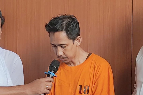 Dokter PPDS UI Azwindar Eka Satria (kanan), tersangka pelecehan seksual dihadirkan saat konpers di Polres Metro Jakarta Pusat, Senin (21/4/2025). Foto: Jonathan Devin/kumparan