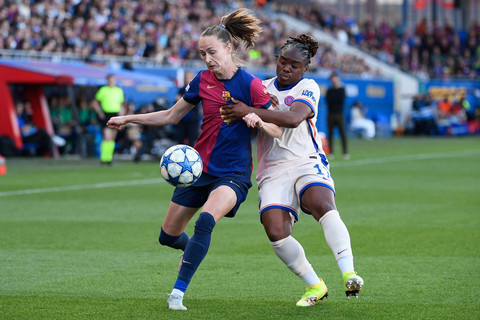 Barcelona mengalahkan Chelsea 4-1 pada leg pertama semifinal Liga Champions Wanita 2024/25 di Estadi Johan Cruyff, Spanyol, Minggu (20/4). Foto: AFP/Josep Lago