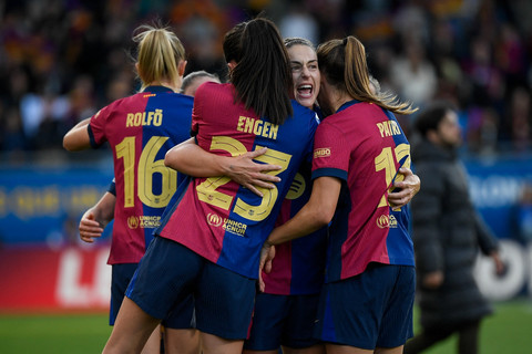 Selebrasi Barcelona usai mengalahkan Chelsea 4-1 pada leg pertama semifinal Liga Champions Wanita 2024/25 di Estadi Johan Cruyff, Spanyol, Minggu (20/4). Foto: AFP/Josep Lago