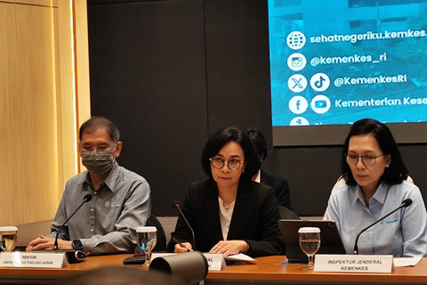 Rektor Unpad Prof. Arie Sjamsulaksan Kartasasmita (kiri), Inspektur Jenderal Kemendiktisaintek Chatarina Muliana (tengah), Inspektur Jenderal Kemenkes Murti Utami (kanan) di Kantor Kemenkes, Jakarta Selatan, Senin (21/4/2025). Foto: Alya Zahra/kumparan 