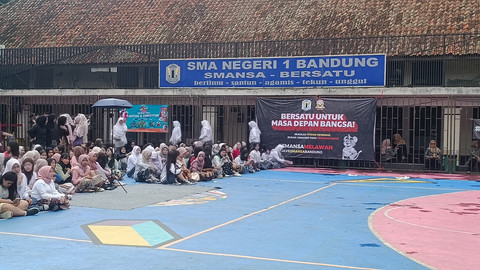 Siswa SMAN 1 Bandung merayakan Hari Kartini di lapangan sekolah, pada Senin (21/4/2025). Foto: Robby Bouceu/kumparan