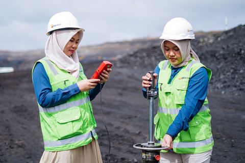 Para perempuan di pertambangan batu bara PT Bukit Asam. Foto: Dok. PT Bukit Asam