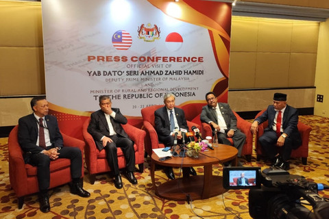 Wakil PM Malaysia Datuk Ahmad Zahid Hamidi memberikan keterangan pers mengenai kerja sama  di Hotel Grand Hyatt, Jakarta pada Senin (21/4/2025). Foto: Luthfi Humam/kumparan