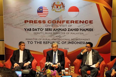 Wakil PM Malaysia Datuk Ahmad Zahid Hamidi memberikan keterangan pers mengenai kerja sama  di Hotel Grand Hyatt, Jakarta pada Senin (21/4/2025). Foto: Luthfi Humam/kumparan