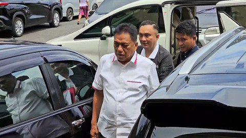 Olly Dondokambey saat tiba di markas Polda Sulawesi Utara, Senin 21 April 2025.