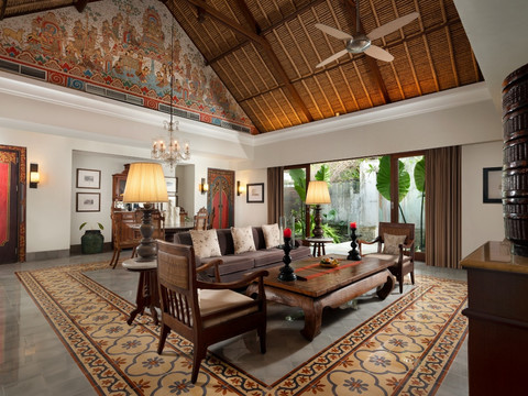 Nuansa etnik terasa kental dalam salah satu vila Sudamala Resort Sanur. Foto: Sudamala Resorts