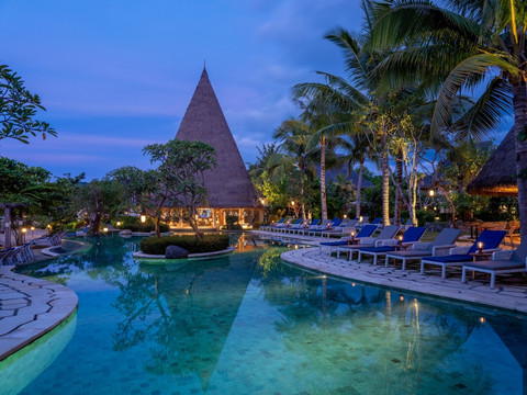 Suasana di area kolam renang Sudalama Resorts Senggigi. Foto: Sudamala Resorts.