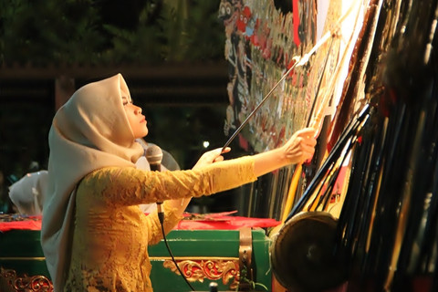 Rizki Rahma Nur Wahyuni, dalang perempuan di Yogyakarta. Foto: Dok. Pribadi