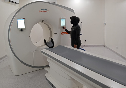 Seorang petugas medis sedang mengecek Somatom Force CT System. Foto: Masruroh/Basra