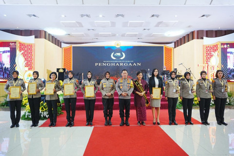 Aiptu Kania Dewi saat menerima penghargaan pin emas dari Kapolri Jenderal Pol Listyo Sigit Prabowo. Foto: Dok. Istimewa