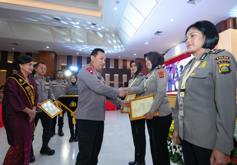 Aiptu Kania Dewi saat menerima penghargaan pin emas dari Kapolri Jenderal Pol Listyo Sigit Prabowo. Foto: Dok. Istimewa