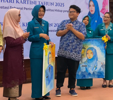 Yanieta Arbiastutie saat menerima lukisan di Hari Kartini. Foto: Yulia Ramadhiyanti/Hi!Pontianak