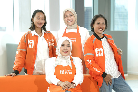 Keempat (S)heroes ShopeeFood, Lis dan Tia sebagai mitra pengemudi serta Dewi dan Asla sebagai mitra merchant. Foto: Istimewa