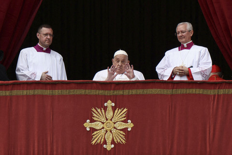 Paus Fransiskus di Vatikan, Minggu (20/4/2025). Foto: Guglielmo Mangiapane/REUTERS