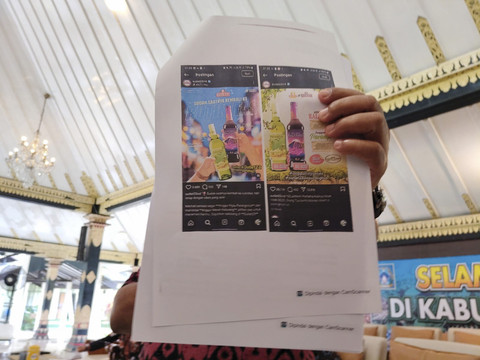 Bupati Sleman Harda Kiswaya menunjukkan foto produk minuman beralkohol yang menggunakan nama Kaliurang, Senin (21/4/2025). Foto: Arfiansyah Panji Purnandaru/kumparan