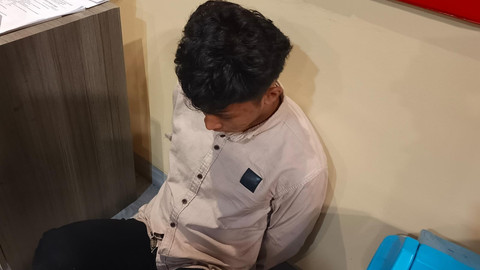 Penampakan pemuda yang melakukan aksi pengerusakan dengan menendang kaca depan Pos Polisi hingga pecah setelah ditilang oleh petugas. Foto : Dok Polrestabes Palembang