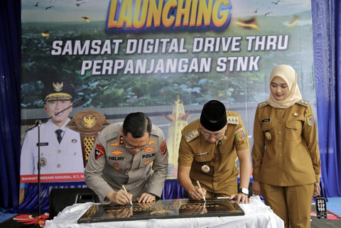 Gubernur Lampung, Rahmat Mirzani Djausal didampingi Wakil Gubernur Lampung, Jihan Nurlela bersama Kapolda Lampung Irjen Pol Helmy Santika saat meresmikan Samsat Digital Drive Thru | Foto : Eka Febriani / Lampung Geh