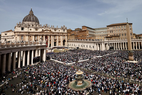 Umat berkumpul di Lapangan Santo Petrus selama Misa Minggu Paskah di Vatikan, Minggu (20/4/2025). Foto: Yara Nardi/REUTERS