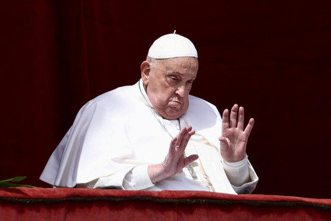 Paus Fransiskus melambaikan tangan dari balkon utama Basilika Santo Petrus saat pesan Urbi et Orbi dan berkat kepada kota dan dunia dibacakan sebagai bagian dari perayaan Paskah di Vatikan, Minggu (20/4/2025). Foto: Yara Nardi/REUTERS