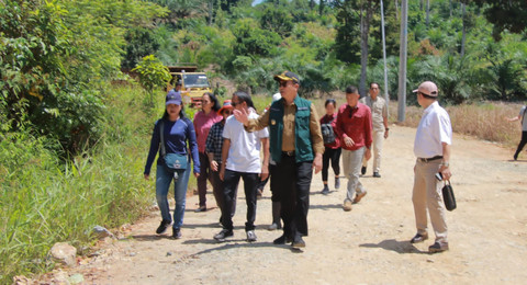 Bupati Bengkayang meninjau lahan untuk pembangunan sekolah rakyat. Foto: Dok. Istimewa