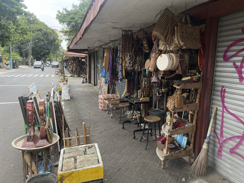 Kondisi Pasar Barang Antik Jalan Surabaya Menteng yang sepi pengunjung, Jakarta Pusat, Senin (21/4/2025). Foto: Najma Ramadhanya/kumparan