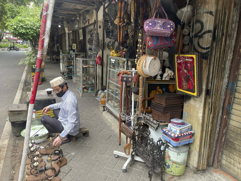 Kondisi Pasar Barang Antik Jalan Surabaya Menteng yang sepi pengunjung, Jakarta Pusat, Senin (21/4/2025). Foto: Najma Ramadhanya/kumparan