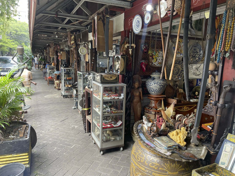 Kondisi Pasar Barang Antik Jalan Surabaya Menteng yang sepi pengunjung, Jakarta Pusat, Senin (21/4/2025). Foto: Najma Ramadhanya/kumparan