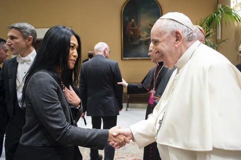Anggun saat bertemu Paus Fransiskus. Foto: Instagram/ @anggun_cipta