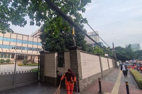 Bendera Vatikan dikibarkan setengah tiang saat wafatnya Paus Fransiskus di Kedubes Vatikan, Jakarta, Senin (21/4/2025). Foto: Zamachsyari/kumparan