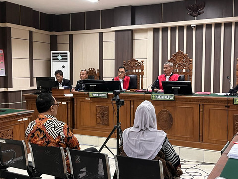 Mantan Wali Kota Semarang Hevearita G Rahayu (Mbak Ita) dan suaminya, Alwin Basri, saat menghadiri sidang perdana terkait kasus korupsi yang menjerat keduanya di Pengadilan Tipikor Semarang, Senin (21/4/2025). Dok: Intan Alliva/kumparan