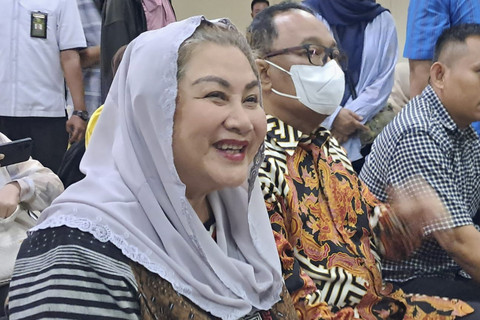 Mantan Wali Kota Semarang Hevearita G Rahayu (Mbak Ita) dan suaminya, Alwin Basri saat menghadiri sidang perdana terkait kasus korupsi yang menjerat keduanya di Pengadilan Tipikor Semarang. Foto: Intan Alliva Khansa/kumparan