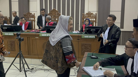 Mantan Wali Kota Semarang Hevearita G Rahayu (Mbak Ita) dan suaminya, Alwin Basri saat menghadiri sidang perdana terkait kasus korupsi yang menjerat keduanya di Pengadilan Tipikor Semarang. Foto: Intan Alliva Khansa/kumparan