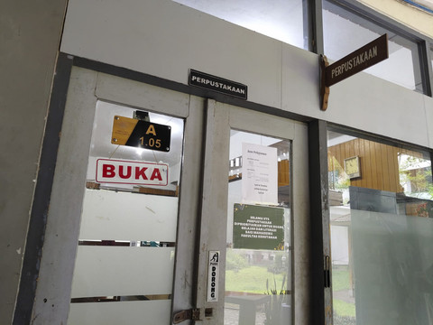Suasana Perpustakaan Fakultas Kehutanan UGM, Senin (21/4/2025). Foto: Arfiansyah Panji Purnandaru/kumparan