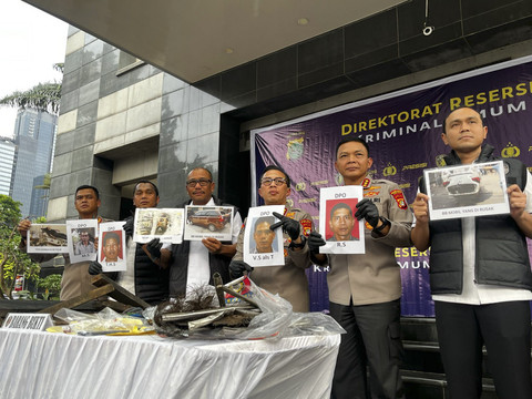 Konferensi Pers pengungkapan dan penangkapan terhadap pelaku kasus penghasutan dan atau pengeroyokan anggota polisi di Depok, Polda Metro Jaya, Jakarta Selatan, Senin (21/4/2025). Foto: Rayyan Farhansyah/kumparan