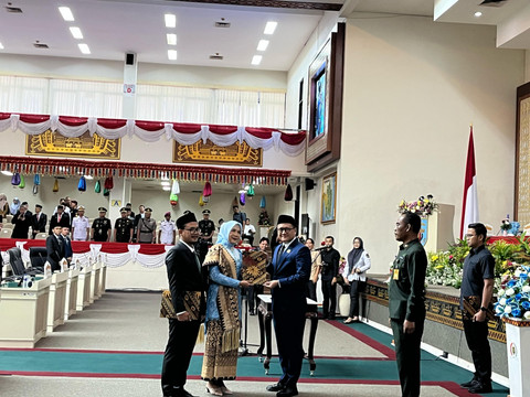Pelantikan dua anggota legislatif baru melalui mekanisme Pergantian Antar Waktu (PAW) yaang dipimpin oleh Ketua DPRD Provinsi Lampung, Ahmad Giri Akbar | Foto : Eka Febriani / Lampung Geh