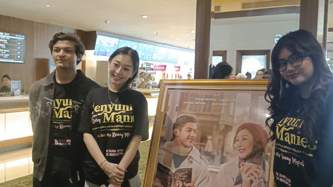 Fahad Haydra, Kathy Indera, Chelsea Sepyani, dalam konferensi pers film Senyum Manies Love Story, XXI Senayan City, Jakarta Pusat, Senin (21/4/2025). Foto: Giovanni/kumparan