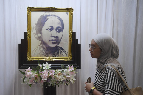 Pengunjung melintasi foto RA Kartini yang ditampilkan di Museum RA Kartini, Rembang, Jawa Tengah, Senin (21/4/2025). Foto: Akbar Nugroho Gumay/ANTARA FOTO