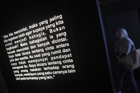 Pengunjung memerhatikan tulisan serta pemikiran karya RA Kartini yang ditampilkan di Museum RA Kartini, Rembang, Jawa Tengah, Senin (21/4/2025). Foto: Akbar Nugroho Gumay/ANTARA FOTO