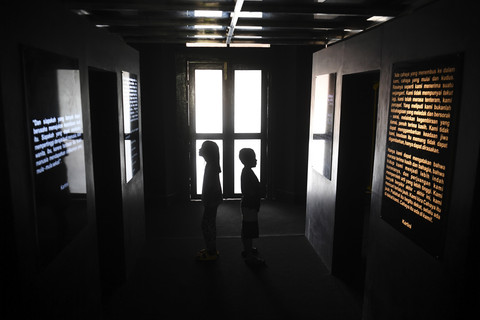 Dua orang anak memerhatikan tulisan serta pemikiran karya RA Kartini yang ditampilkan di Museum RA Kartini, Rembang, Jawa Tengah, Senin (21/4/2025). Foto: Akbar Nugroho Gumay/ANTARA FOTO