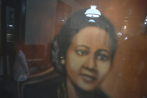 Pengunjung memerhatikan barang-barang bersejarah peninggalan RA Kartini yang ditampilkan di Museum RA Kartini, Rembang, Jawa Tengah, Senin (21/4/2025). Foto: Akbar Nugroho Gumay/ANTARA FOTO