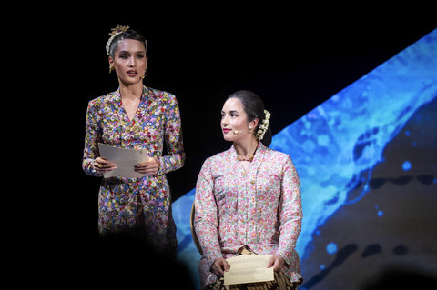 Aktris Cinta Laura (kiri) bersama Chelsea Islan (kanan) membacakan surat-surat asli Kartini saat Pementasan Terbitlah Terang di Museum Nasional Indonesia, Jakarta, Senin (21/4/2025). Foto: Bayu Pratama S/ANTARA FOTO