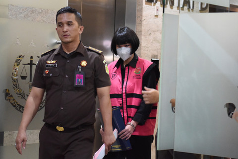 Advokat Marcella Santoso (kanan) dikawal petugas menuju mobil tahanan usai menjalani pemeriksaan di Gedung Kejaksaan Agung, Jakarta, Selasa (22/4/2025). Foto: Indrianto Eko Suwarso/ANTARA FOTO