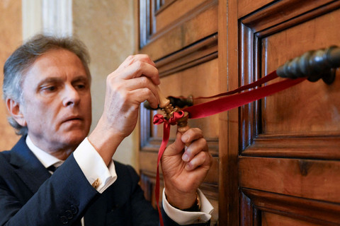 Segel ditempatkan di Istana Apostolik, setelah wafatnya Paus Fransiskus, di Vatikan Senin (21/4/2025). Foto: Vatican Media/HO/viaREUTERS