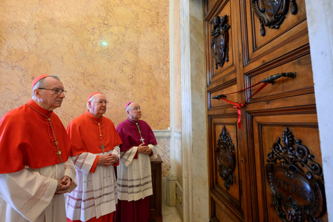 Segel ditempatkan di Istana Apostolik, setelah wafatnya Paus Fransiskus, di Vatikan Senin (21/4/2025). Foto: Vatican Media/HO/viaREUTERS
