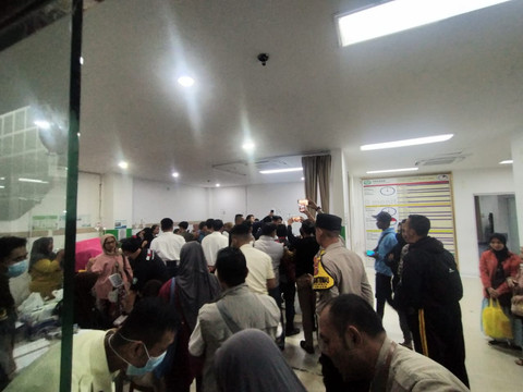Suasana RSUD Sayang Cianjur, Senin malam (21/4/2025), saat kedatangan para siswa yang keracunan makanan. Dok: kumparan