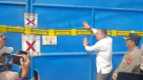 Wali Kota Surabaya Eri Cahyadi menghadiri penyegelan perusahaan Sentoso Seal di Surabaya, Jawa Timur, Selasa (22/4/2025). Foto: Farusma Okta Verdian/kumparan