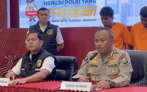 Dirreskrimum Polda Riau, Kombes Pol Asep Darmawan; dan Kabid Humas Polda Riau, Kombes Pol Anom Karibianto. Dok: riauonline.co.id