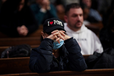 Seorang pria berdoa setelah Vatikan mengumumkan wafatnya Paus Fransiskus di Katedral St. Patrick di Manhattan, Kota New York, AS, Senin (21/4/2025). Foto: Adam Gray/REUTERS