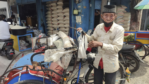 Tukang becak, Slamet (80), saat ditemui di Grogol, Jakarta Barat, pada Selasa (22/4/2025). Foto: Rachmadi Rasyad/kumparan